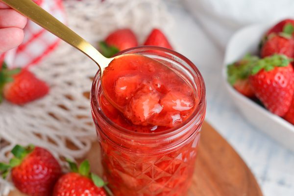 Best Fresh Strawberry Sauce (perfect For Topping Desserts!)