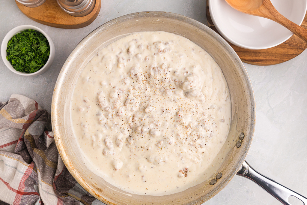 overhead shot of creamy country gravy in pan