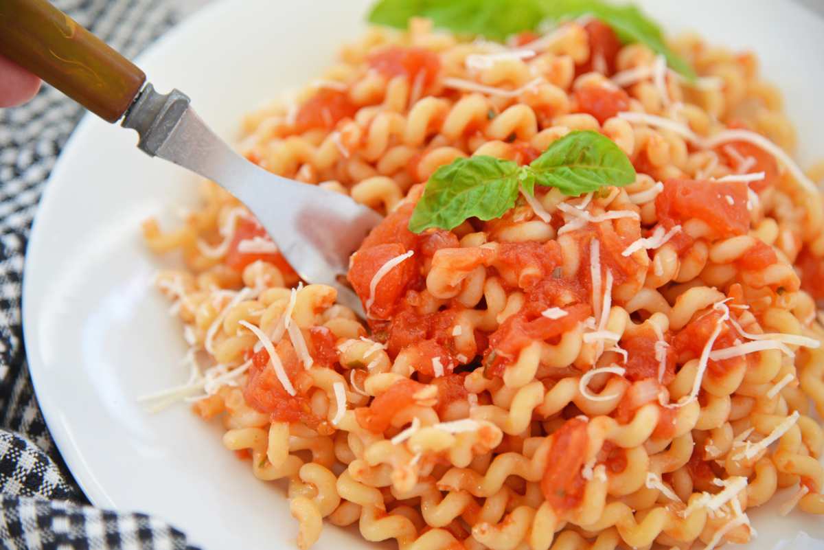 fork in bowl of pasta with pomodoro sauce