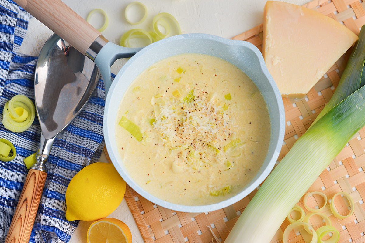 overhead shot of pan of creamy leek sauce